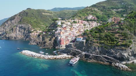 Cinque-Terre-Boat-Tour-at-Riomaggiore-Village-in-Vernazza,-La-Spezia,-Liguria,-Italy---Aerial-4k-Circling
