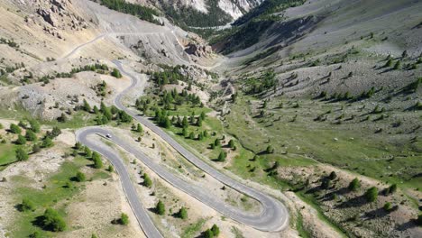 Carretera-Escénica-De-Paso-De-Montaña-Montaña-Col-Izoard-En-Los-Alpes-Franceses,-Francia---Antena-4k