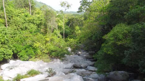 Felsiger-Bach,-Umgeben-Von-Dichtem-Grün-In-Den-Tropischen-Wäldern-Von-Minca,-Kolumbien,-Luftaufnahme