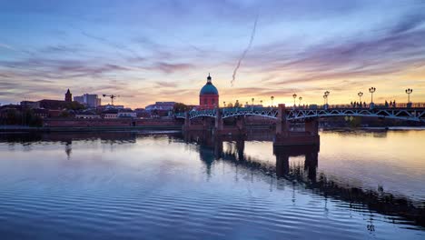 Zeitraffer-Sonnenuntergang-In-Toulouse-Von-Tag-Zu-Nacht,-Der-Den-Erstaunlichen-Fluss-Und-Die-Historischen-Gebäude-Zeigt