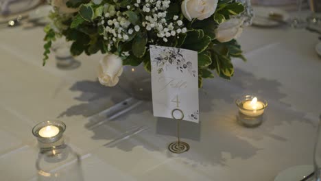 Blumenaufsatz-Mit-Tischzuordnungskarte-Beim-Hochzeitsbankettempfang