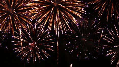 Nachthimmel-Mit-Wunderschönen-Explosionen-Während-Des-Großen-Feuerwerksfestivals