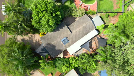 Eine-Rotierende-Drohne-Schoss-über-Ein-Wohnhaus-Mit-Ziegeldach