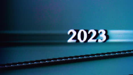 Die-Zahlen-Für-2023-Dehnen-Und-Verbiegen-Sich-Und-Verzerren-Sich-Vor-Blauem-Hintergrund,-Der-Auf-Dem-Gesamten-Bildschirm-Wackelt