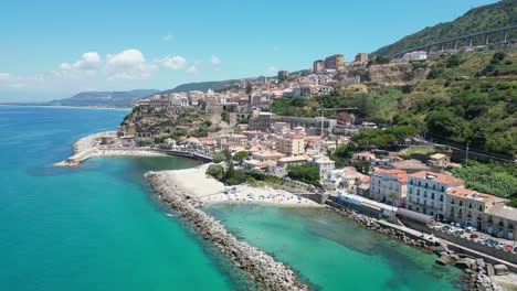 Ciudad-Costera-De-Pizzo-Y-Playas-En-Vacaciones-De-Verano-En-Calabria,-Italia---Pedestal-Aéreo-4k