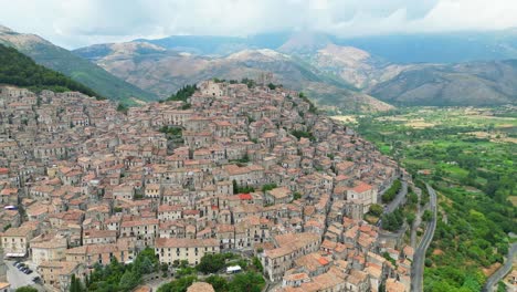 Ciudad-Histórica,-Medieval-Y-árabe-Morano-Calabro-En-La-Cima-De-Una-Colina-En-Calabria,-Italia---Círculos-Aéreos-4k