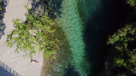 Draufsicht-Auf-Den-Berühmten-Fluss-Voidomatis,-Der-Durch-Den-Vikos-Nationalpark-In-Epirus,-Griechenland,-Fließt