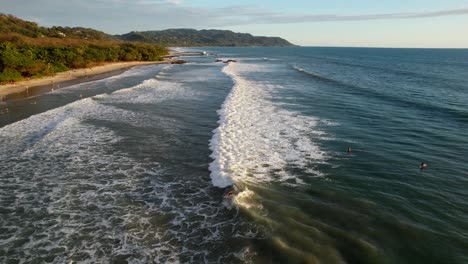 Ein-Surfer-Fängt-Die-Welle-An-Einem-Strand-In-Lateinamerika