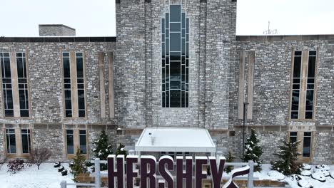 Toma-Aérea-Ascendente-Del-Edificio-De-Chocolate-Hershey-En-La-Nieve.