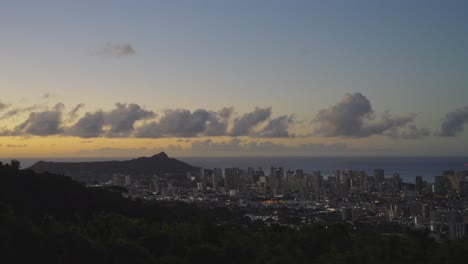 Ein-Orangefarbener-Himmel-Ragt-Kurz-Nach-Sonnenuntergang-über-Honolulu-Hawaii-Auf,-Als-Blick-Von-Einem-Berg-Mit-Einem-Weißen,-Geschwollenen-Wolkenschelf