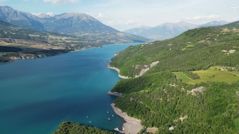Lago-Serre-Poncon-Y-Paisaje-Natural-En-Los-Alpes-Franceses,-Francia---Antena-4k