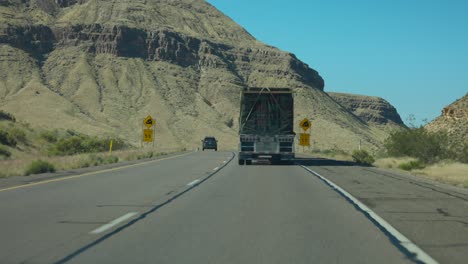 POV-Conduciendo-Detrás-De-Un-Camión-Grande-A-Lo-Largo-De-La-Autopista-En-Nevada