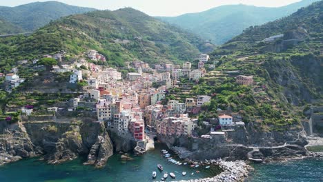 Cinque-Terre-Riomaggiore-Village-in-Vernazza,-La-Spezia,-Liguria,-Italy---Aerial-4k