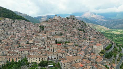 Ciudad-Barroca-Medieval-Morano-Calabro-En-La-Cima-De-Una-Colina-En-Calabria,-Italia---Antena-4k