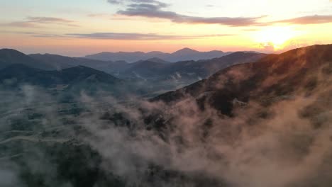 Fliegen-Sie-Durch-Sich-Bewegende-Wolken-Bei-Sonnenuntergang-In-Der-Natürlichen-Berglandschaft-Im-Pollino-Nationalpark,-Kalabrien,-Italien---4K-Luftaufnahme