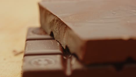 Hermosa-Plataforma-Rodante-De-Trozos-De-Tableta-De-Chocolate-Apilados-Unos-Sobre-Otros
