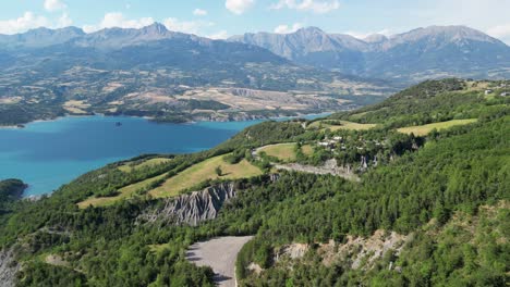 Lago-Serre-Poncon-Y-Paisaje-Natural-En-Los-Alpes-Franceses,-Francia---Círculos-Aéreos-4k
