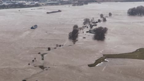 Luftaufnahme-Von-Regenfällen-Und-Hohem-Wasserstand-Entlang-Des-Flusses-Waal-In-Varik,-Gelderland,-Niederlande