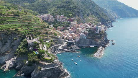 Cinque-Terre-Manarola-Coastal-Village-in-Vernazza,-La-Spezia,-Liguria,-Italy---Aerial-4k