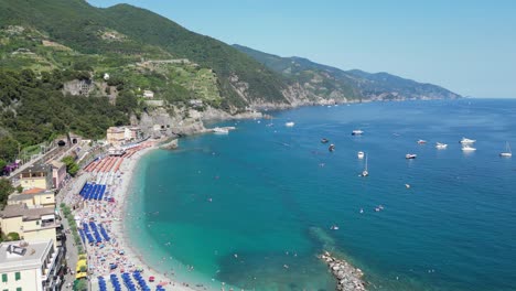 Playa-De-Monterosso-Al-Mare-En-Cinque-Terre,-Vernazza,-La-Spezia,-Liguria,-Italia---Antena-4k