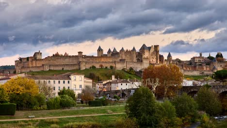 Carcassonne,-Tag-zu-Nacht-Zeitraffer,-Der-Das-Berühmte-Schloss-Und-Die-Ummauerte-Stadt-Nachts-Beleuchtet-Zeigt
