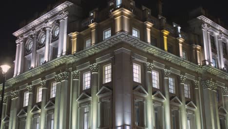 Detalle-De-La-Arquitectura-Iluminada-Durante-La-Noche-En-Londres,-Inglaterra