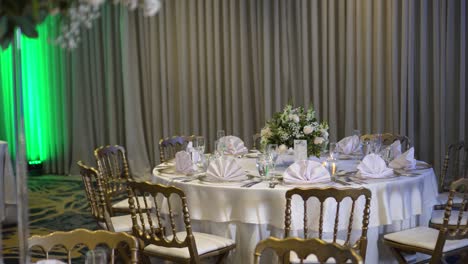Runder-Tisch,-Dekoriert-Für-Eine-Hochzeit,-Mit-Einem-Kleinen-Mittelstück-Mit-Schleierkraut-Rispenblüten