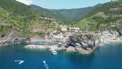 Dorf-Und-Boot-Der-Cinque-Terre-Vernazza-In-La-Spezia,-Ligurien,-Italien---4K-Luftaufnahme