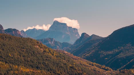 Pena-Montanesa-Pico-De-La-Montaña-Timelapse-Cielo-Azul-Mañana-Y-Nube-En-El-Valle-De-La-Montaña-Durante-El-Otoño-Temporada-Hermoso-Paisaje