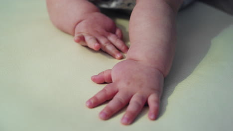 Babyhände-Klatschen-Auf-Eine-Spielmatte,-Während-Sie-Krabbeln-Lernen