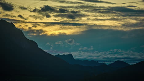 Panorama-Rápido-De-La-Silueta-De-La-Montaña-Frente-A-Una-Hermosa-Y-Colorida-Puesta-De-Sol