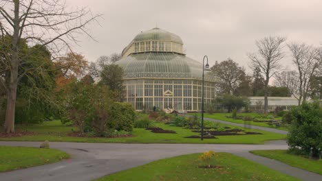 Personas-Que-Visitan-El-Invernadero-Tropical-De-Los-Jardines-Botánicos-Nacionales-En-Dublín,-Irlanda