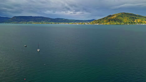 Aerial-view-of-Lake-Attersee-with-boats-and-mountain-at-distant-horizon