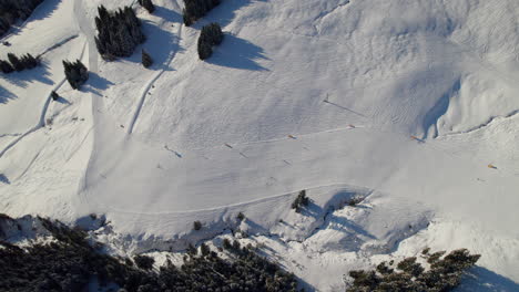 Draufsicht-Auf-Touristen-Beim-Skifahren-Im-Kurort-Saalbach-Hinterglemm,-Österreich