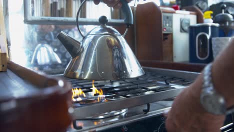 Die-Hitze-Des-Gasbrenners-Unter-Dem-Silbernen-Wasserkocher-Bringt-Wasser-Zum-Kochen