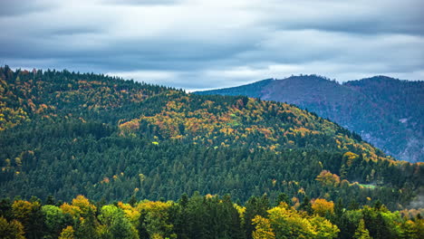 Zeitraffer-Einer-Herbsttal-Panoramalandschaft,-Wolken-Ziehen-An-Der-Skyline-Vorbei