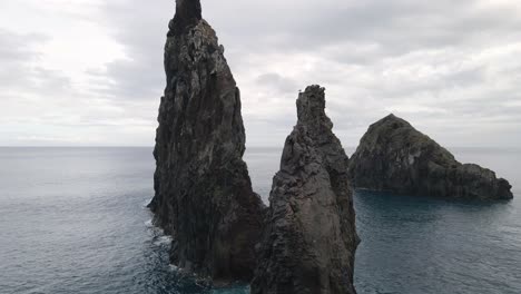Vista-Aérea-De-Los-Islotes-De-Ribeira-Da-Janela,-Unas-Impresionantes-Formaciones-Rocosas-Que-Marcan-El-Paisaje-Marino.
