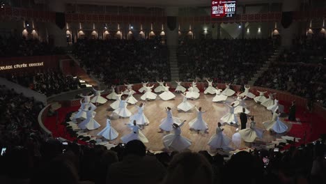 Los-Derviches-Giratorios-Sufíes-Tradicionales-Bailan-En-Konya,-Turquía