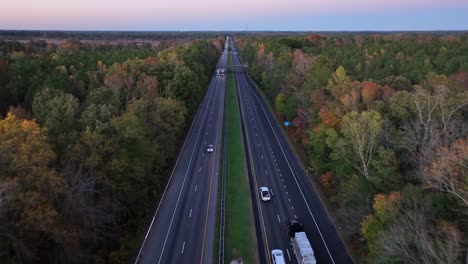 Highway-traffic-at-dusk-in-USA-during-autumn