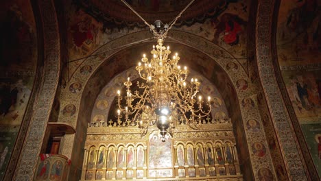 Das-Innere-Einer-Kirche,-Geschmückt-Mit-Symbolen-Religiöser-Bedeutung-–-Aufnahme-Aus-Niedrigem-Winkel