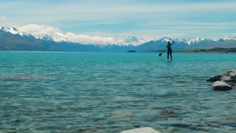 Adventure-panorama:-Paddle-boarder-on-lake,-Mount-Cook-in-the-backdrop,-in-captivating-stock-footage