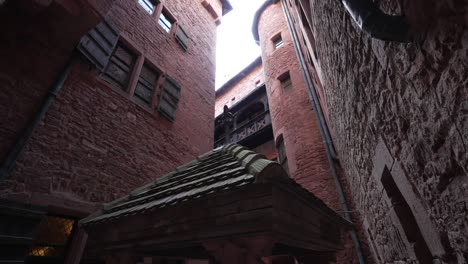 Innenmauern-Des-Schlosses-Haut-Koenigsbourg-In-Den-Vogesen,-Haupttouristenattraktion-Im-Elsass,-Frankreich