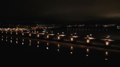 Pont-De-Pierre,-Reflexion-Der-Nachtlichter,-Bordeaux---Antenne