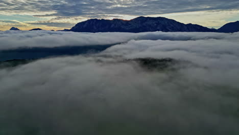 Panorama-Des-Wolkenmeeres,-Das-Die-Berge-Bei-Bewölktem-Sonnenuntergang-Bedeckt