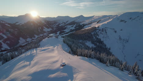 Esquiadores-En-La-Cresta-De-Una-Montaña-Nevada-En-Austria