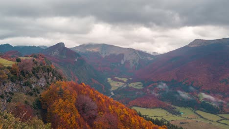 Zeitrafferaufnahme-Des-Roncal-Tals-In-Den-Spanischen-Pyrenäen-Bei-Nebligen-Niedrigen-Wolken-Und-Hohen-Wolken,-Wolkiger-Sonnenaufgang,-Wunderschönes-Tal-Während-Der-Herbstsaison