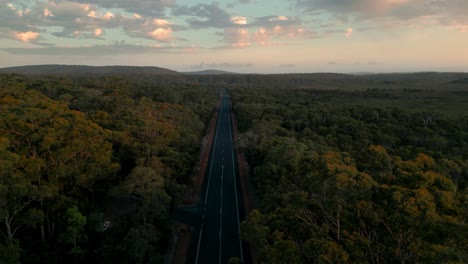 Donre-Aufnahme-Einer-Geraden-Straße-Mitten-Im-Australischen-Busch-Bei-Sonnenuntergang,-Südwestlicher-Autobahn-Zwischen-Manjimup-Und-Walpole