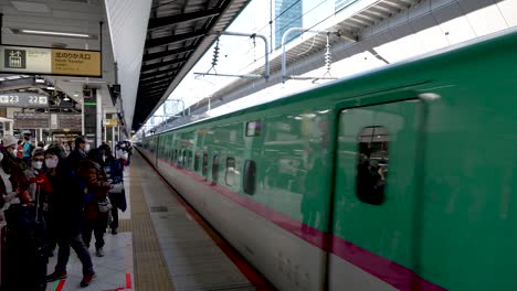 Der-Shinkansen-Hochgeschwindigkeitszug-Der-E5-Serie-Fährt-Vom-Bahnsteig-Ab