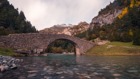 Zeitraffer-Des-Bujaruelo-Talflusses-Und-Der-Brücke-In-Der-Nähe-Des-Ordesa-Nationalparks,-Aragonien,-Spanien-An-Einem-Bewölkten-Herbsttag