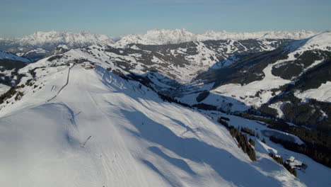 Ein-Blick-Auf-Das-Touristische-Skifahren-Im-Ferienort-Saalbach-Hinterglemm---Blick-Auf-Die-Seilbahn-Zwölfer-Nordbahn